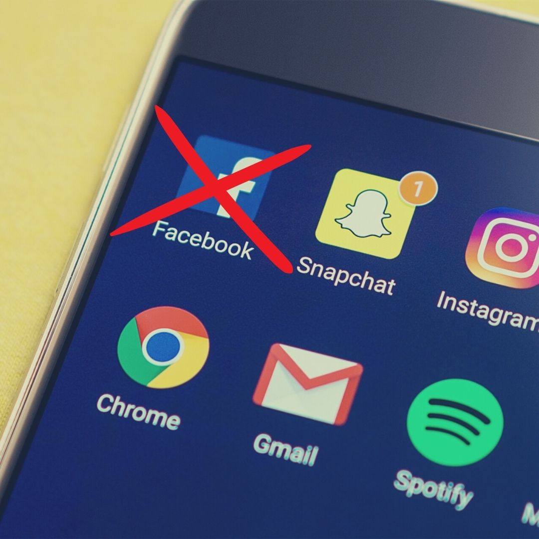 foto di un telefono con l'icona di Facebook sbarrata per simboleggiare che si è perso l'accesso al proprio account