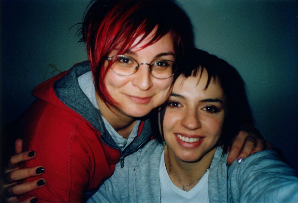 nadia e valeria neri abbracciate